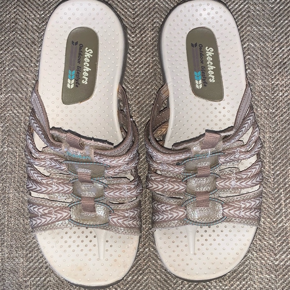 Excellent Preowned Condition Skecher Sandals Size 7. Very cute.